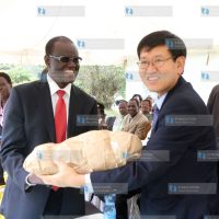 South Korean Ambassador Kwon Young and Meru Governor Kiraitu Murungi