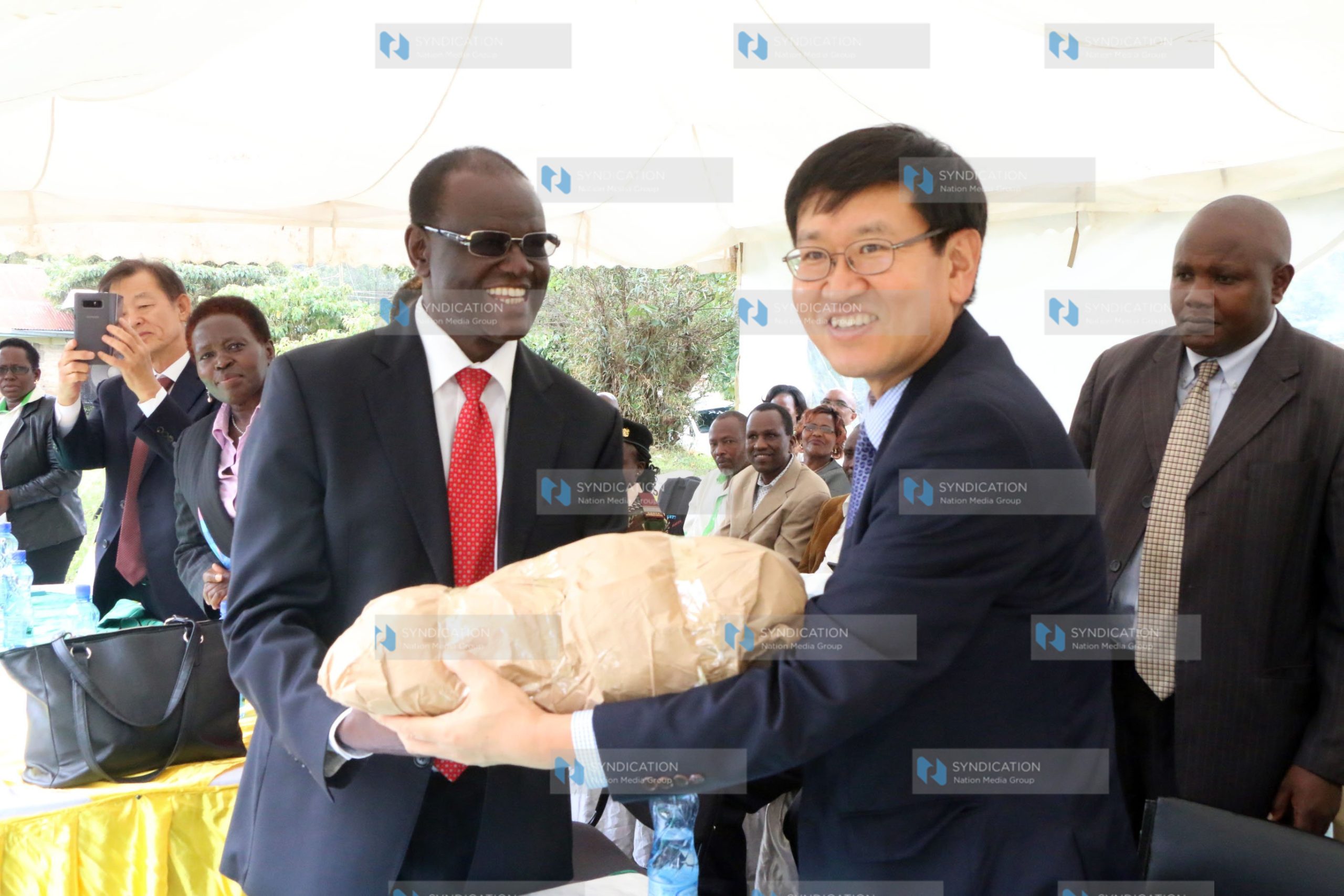 South Korean Ambassador Kwon Young and Meru Governor Kiraitu Murungi