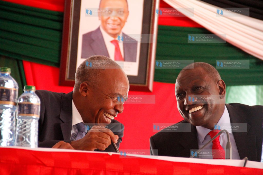 Deputy President William Ruto confers with transport cabinet secretary Michael Kamau (L)