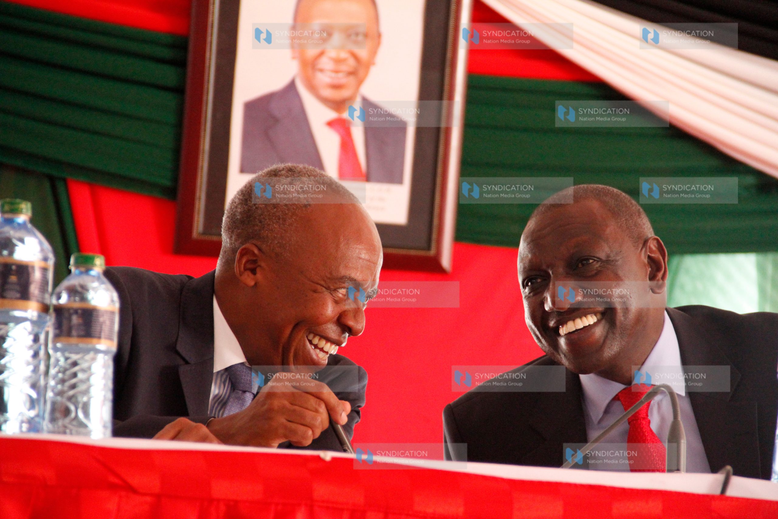 Deputy President William Ruto confers with transport cabinet secretary Michael Kamau (L)