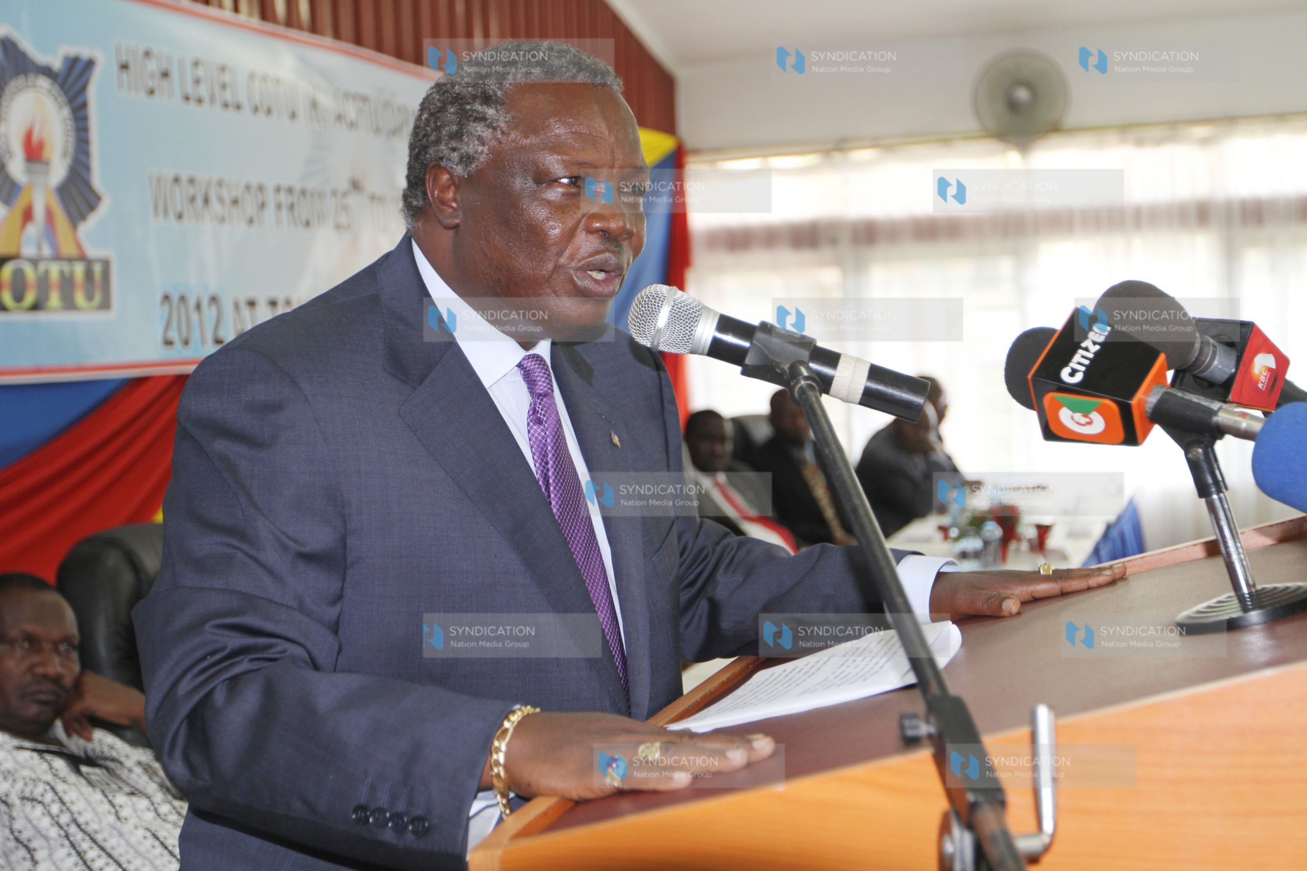 Mr. Francis Atwoli addresses a high level COTU (K) meeting in Kisumu