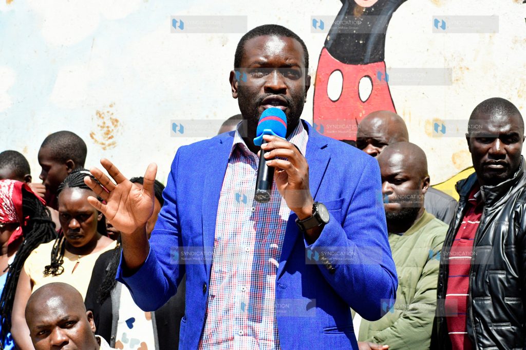 Edwin Sifuna addressing students of New Kihumbuini Primary School in Kangemi