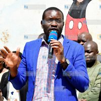 Edwin Sifuna addressing students of New Kihumbuini Primary School in Kangemi