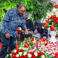 Uhuru Kenyatta lays flowers in memory of the victims of police brutality