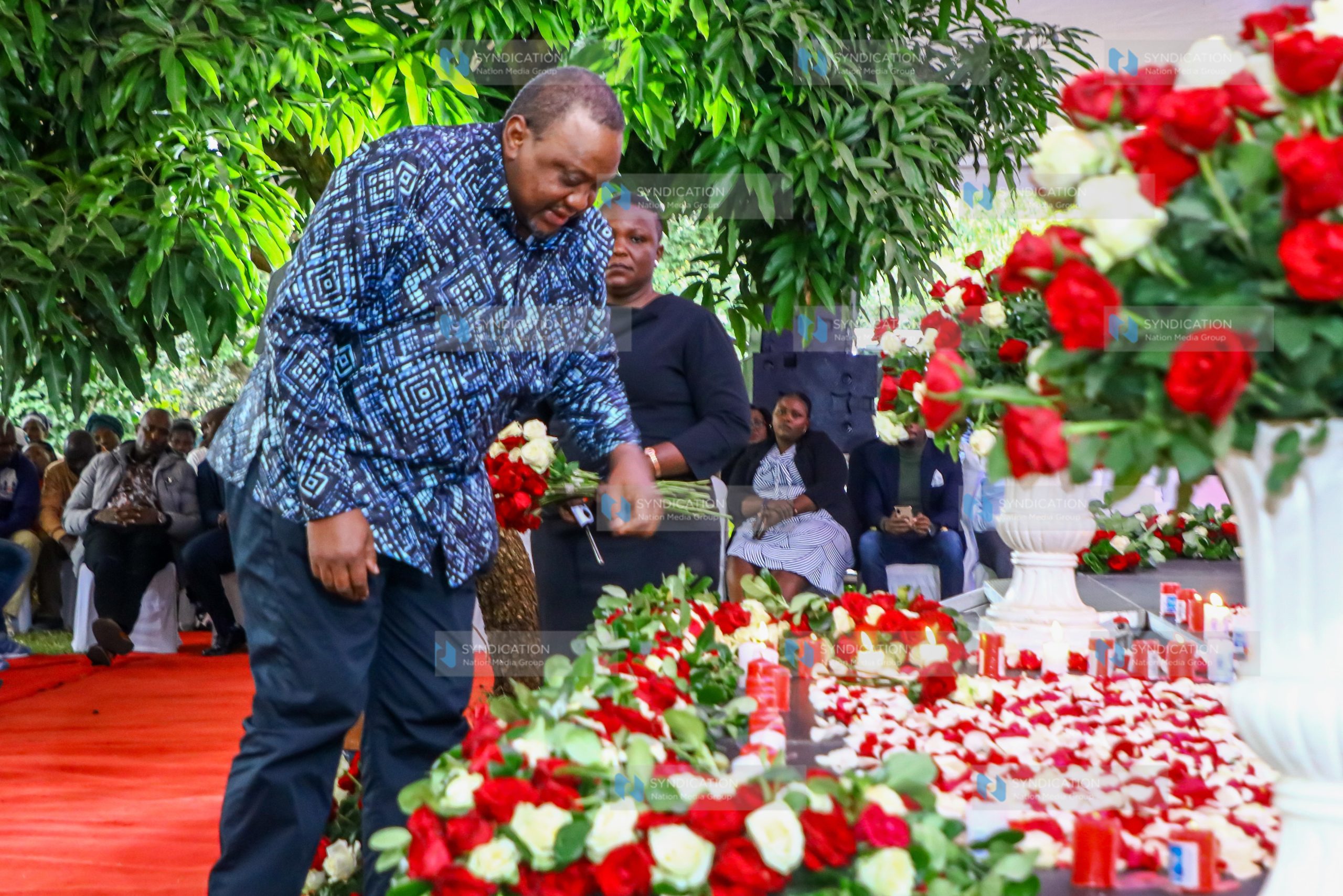 Uhuru Kenyatta lays flowers in memory of the victims of police brutality