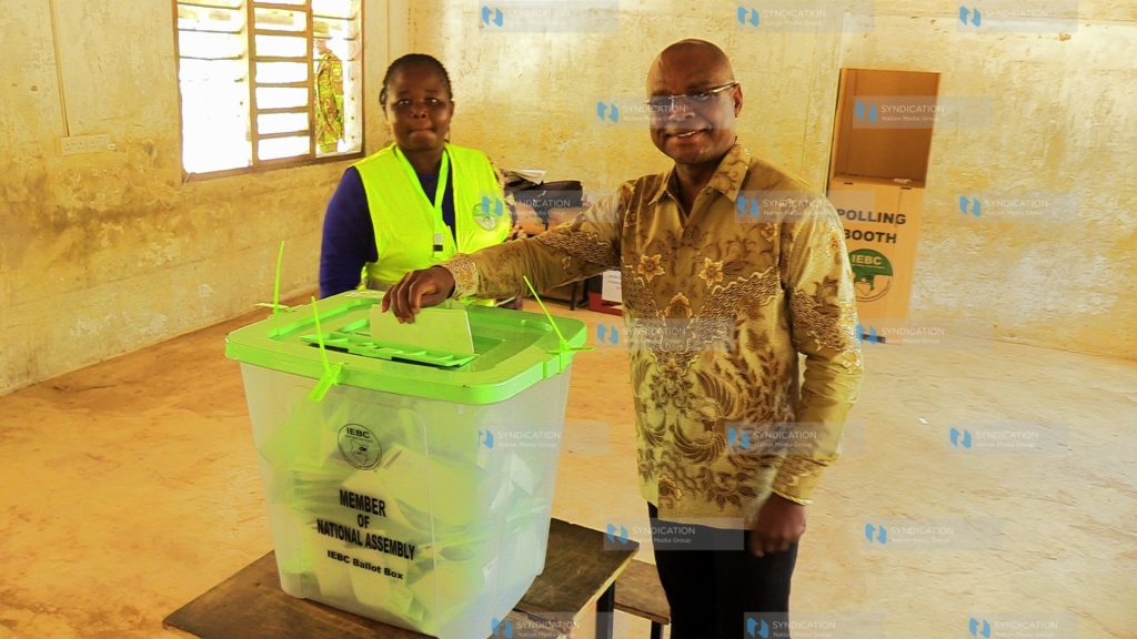 Amason Kingi casting his vote at Kamale Primary School
