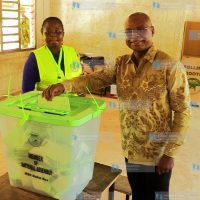Amason Kingi casting his vote at Kamale Primary School