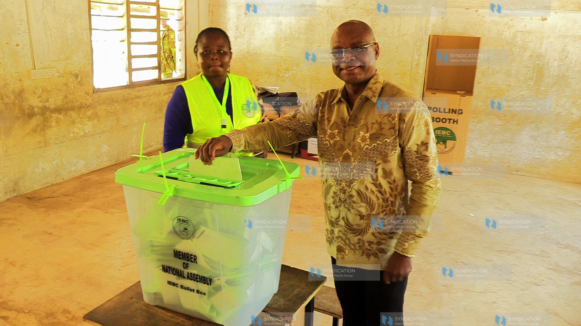 Amason Kingi casting his vote at Kamale Primary School