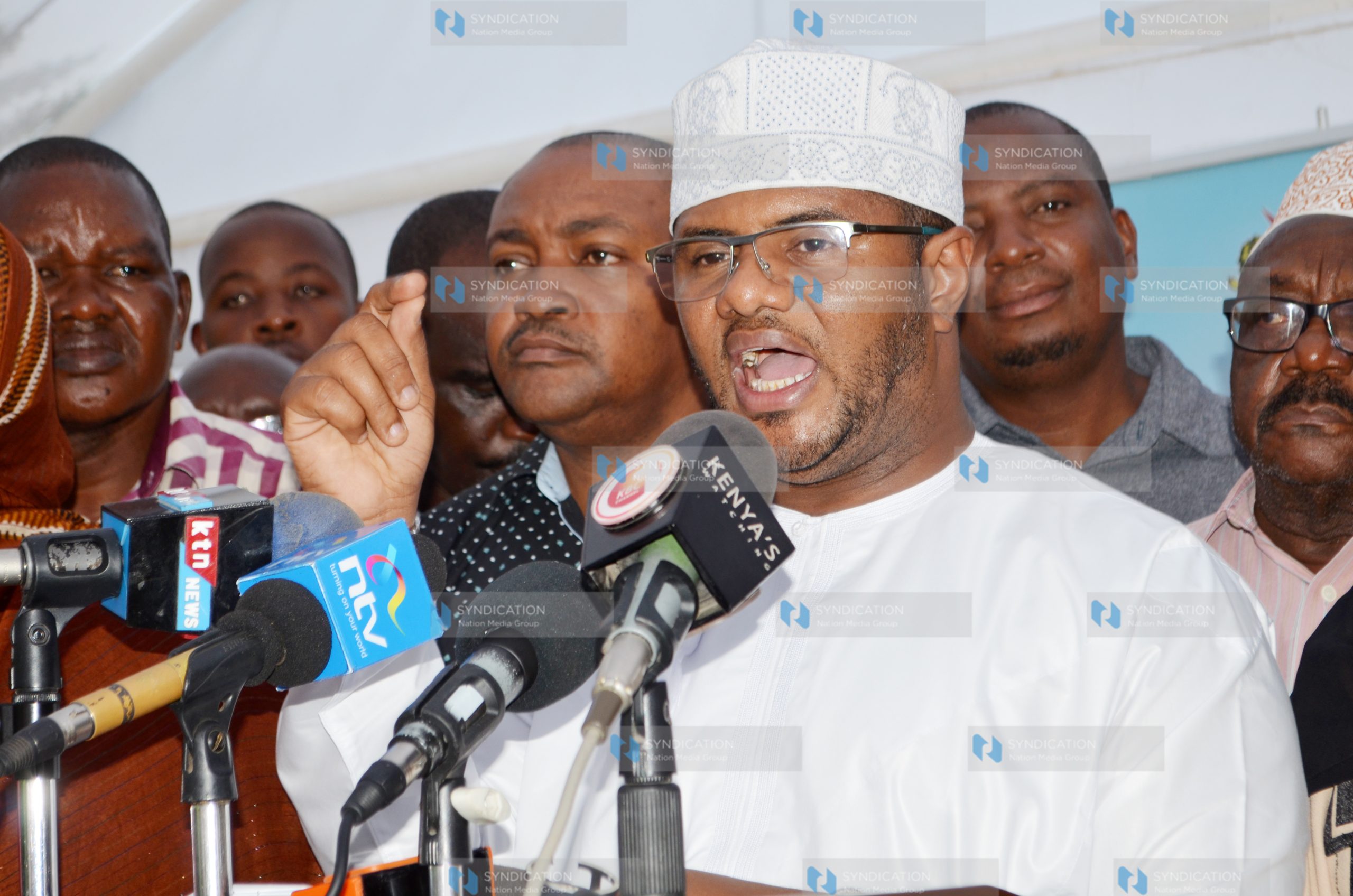 Mombasa County Senator Hassan Omar (centre)