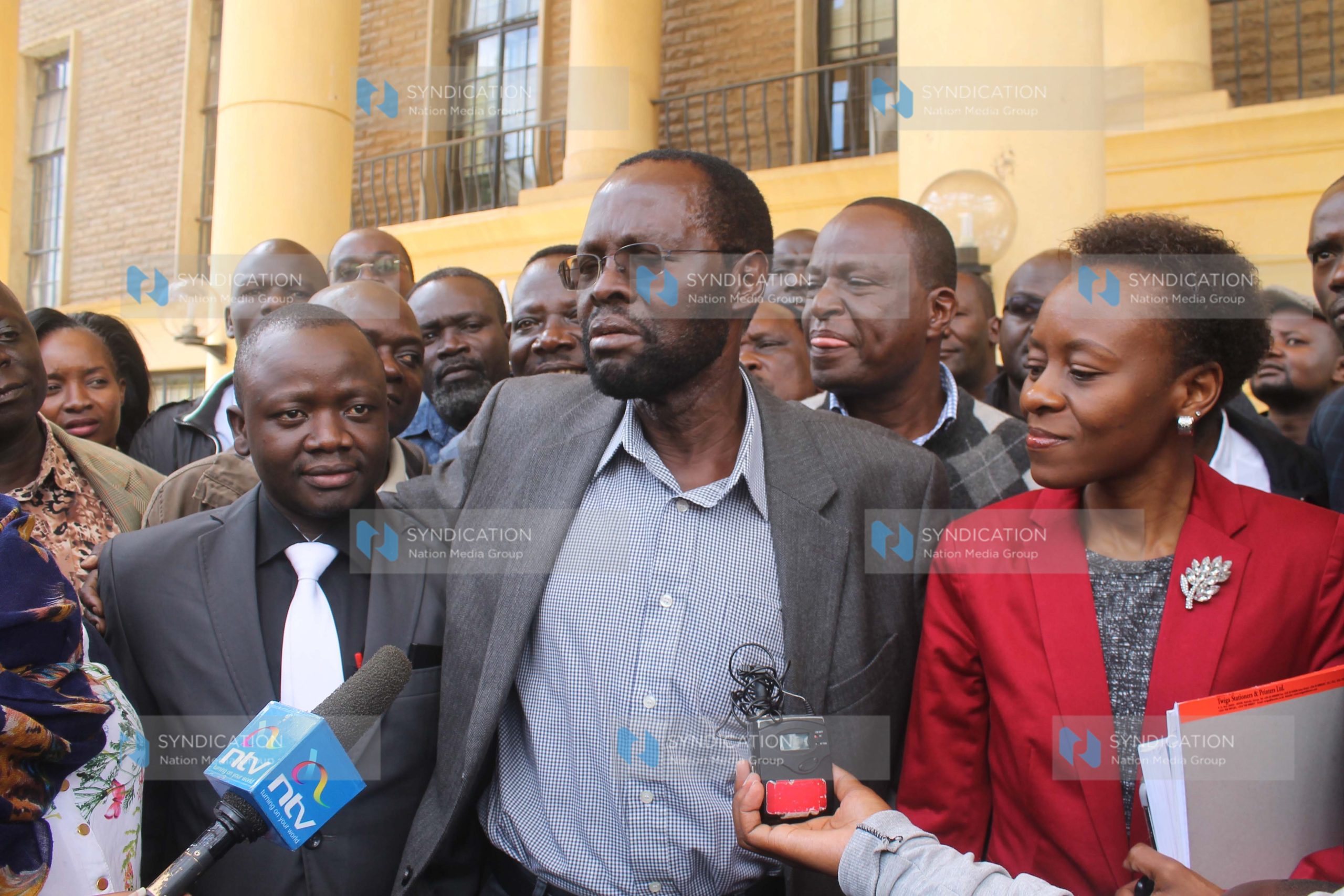 Kisumu Senator Prof. Anyang’ Nyong’o (centre) with his lawyers