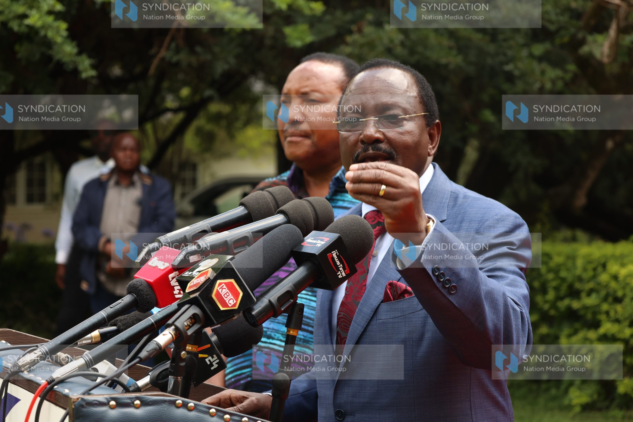 Wiper Party Leader Kalonzo Musyoka(right)