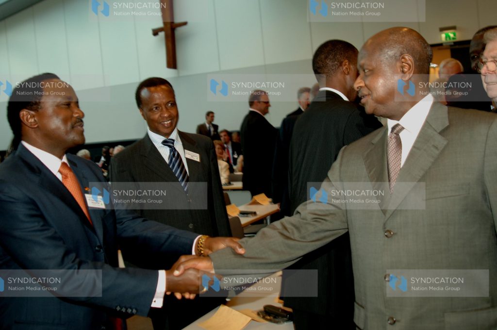 Kalonzo Musyoka shake hands with Presodent Yoweri Museveni