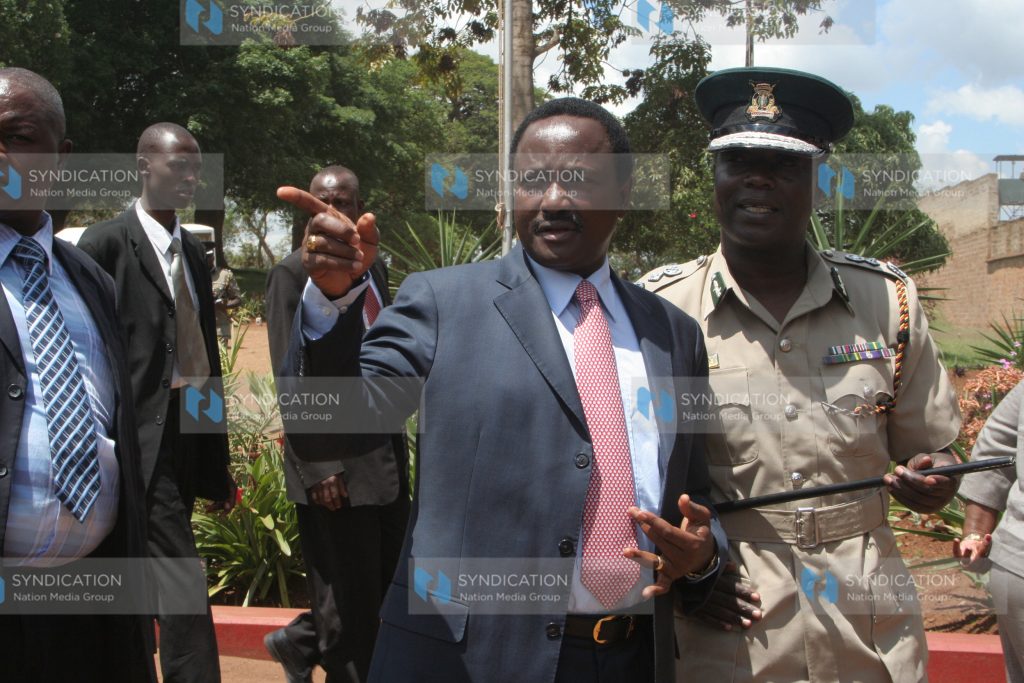 Vice president Kalonzo Musyoka talks to prison commandant Isaiah Osugo