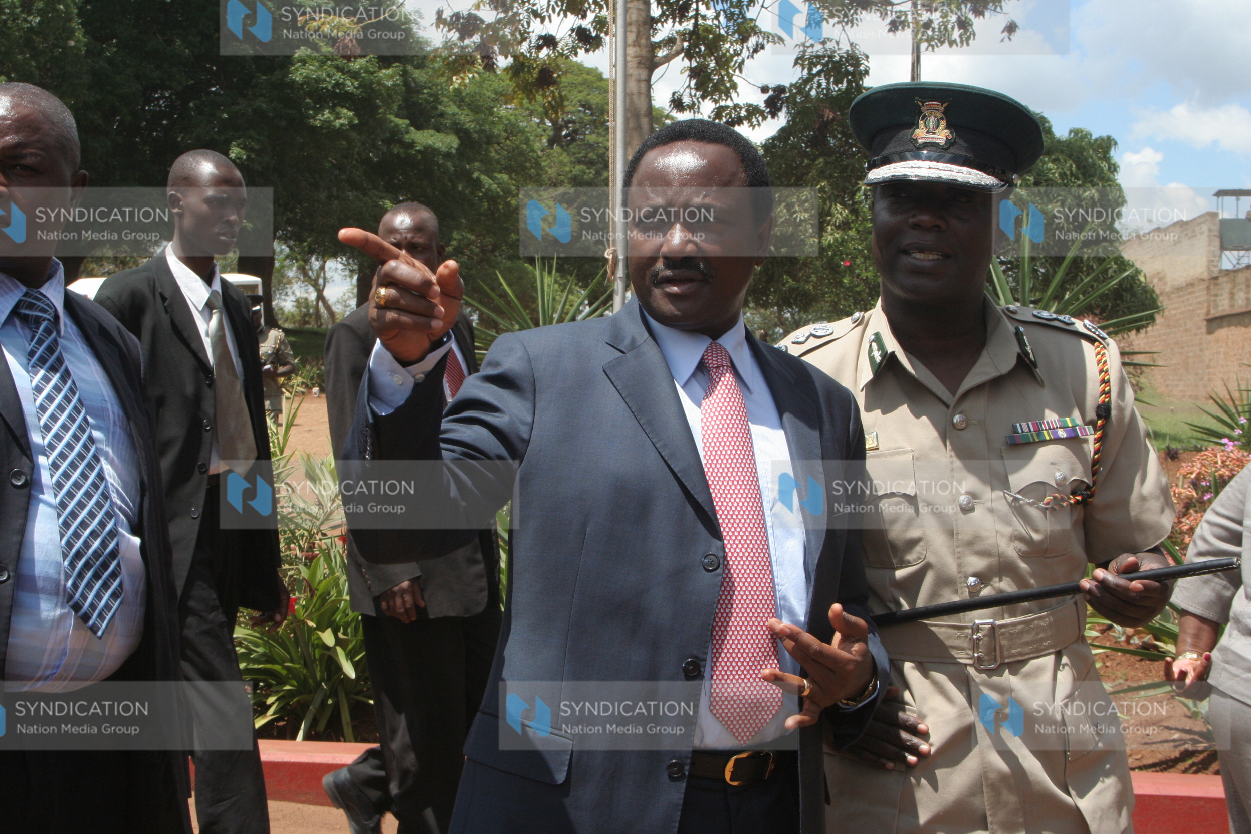 Vice president Kalonzo Musyoka talks to prison commandant Isaiah Osugo
