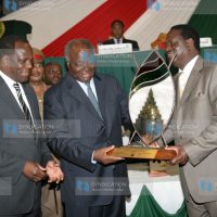 President Mwai Kibaki (center) with Prime Minister Raila Odinga