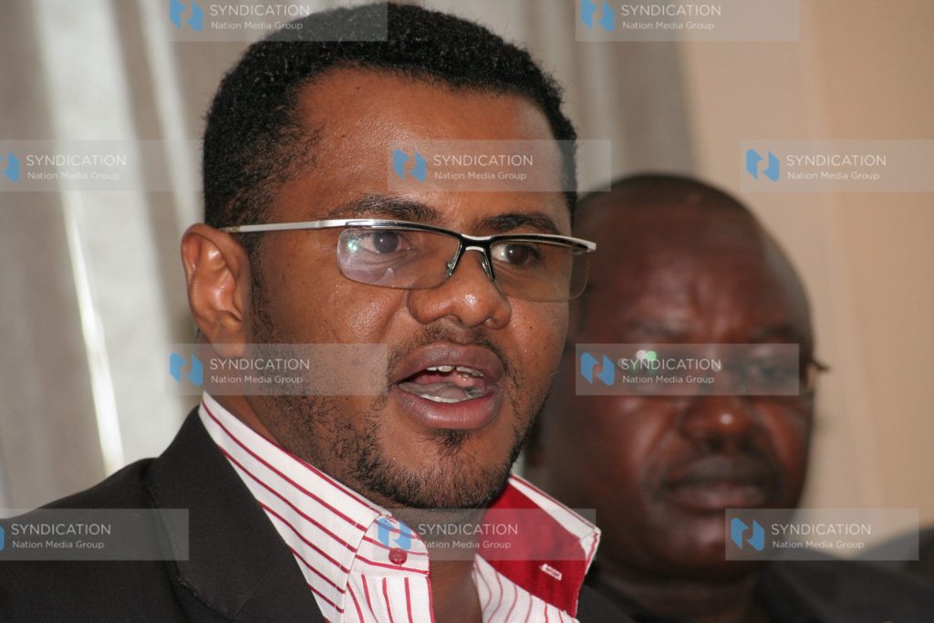 Hassan Omar (left) flanked by lawyer Harun Ndubi addresses a press conference