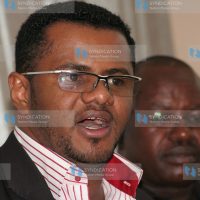Hassan Omar (left) flanked by lawyer Harun Ndubi addresses a press conference