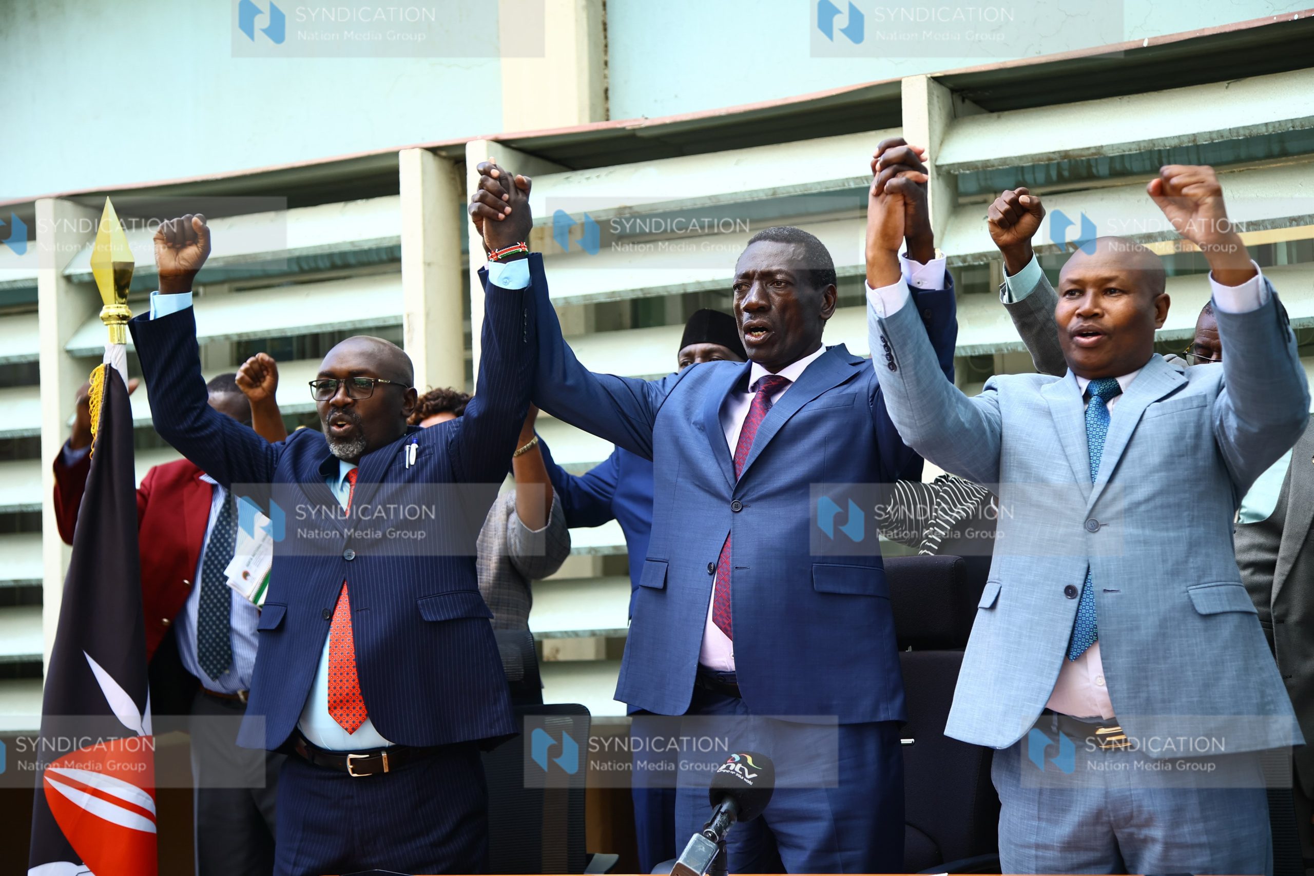 KNUT officials chanting to the solidarity song