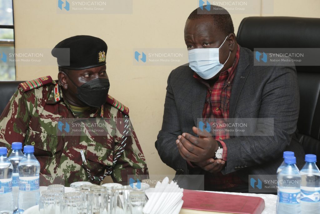 Fred Mataing’i (right) and Nyanza Regional Commissioner Magu Mutindika