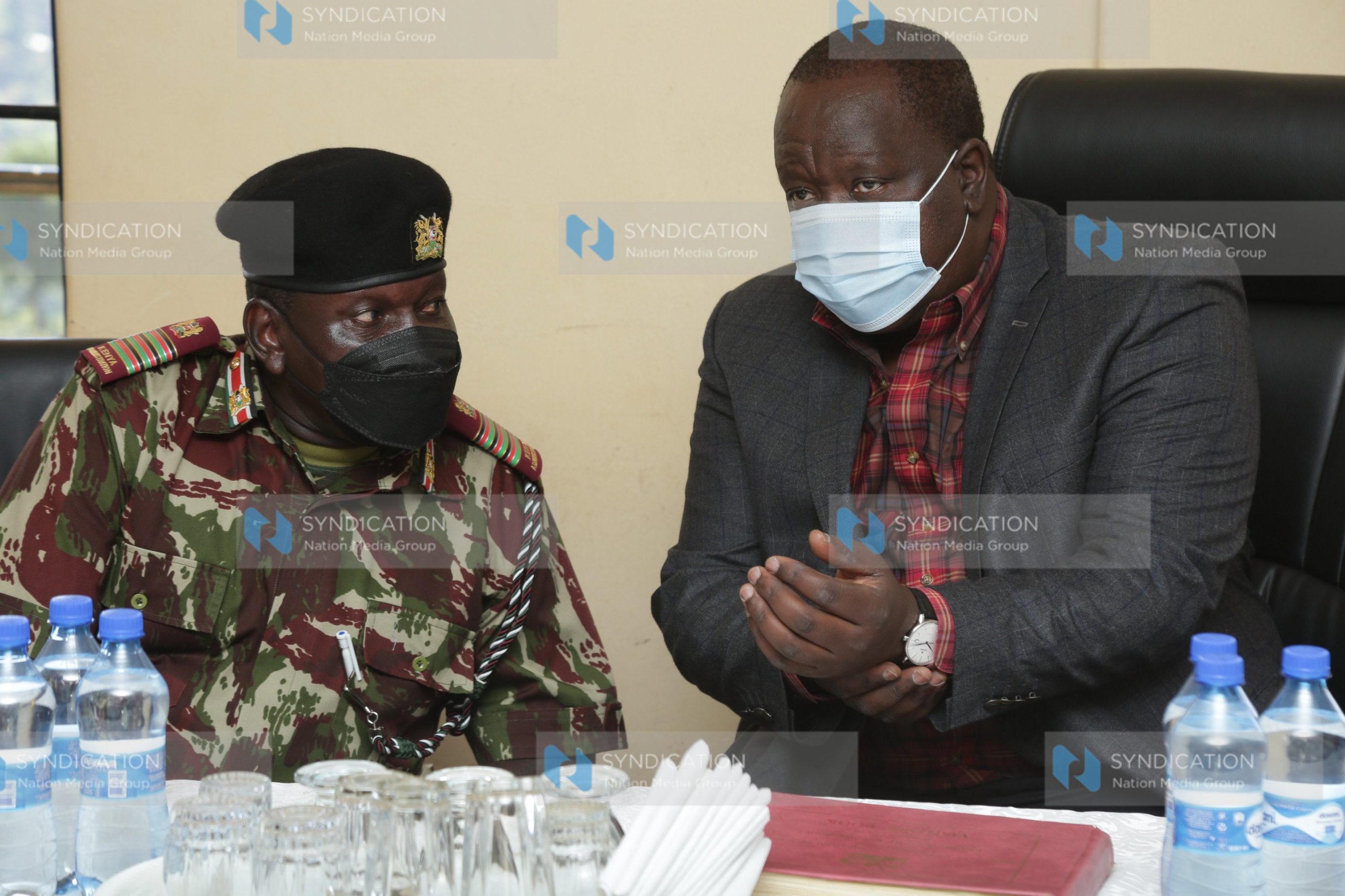 Fred Mataing’i (right) and Nyanza Regional Commissioner Magu Mutindika