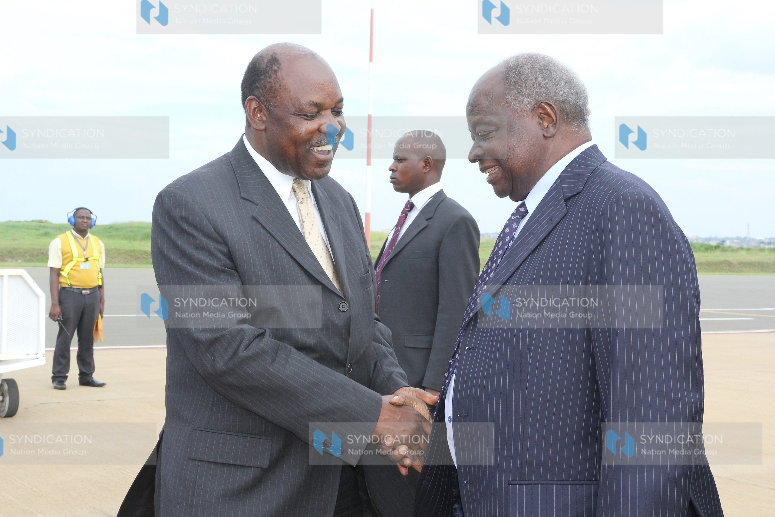Kisumu Governor Jack Ranguma welcomes former President Mwai Kibaki