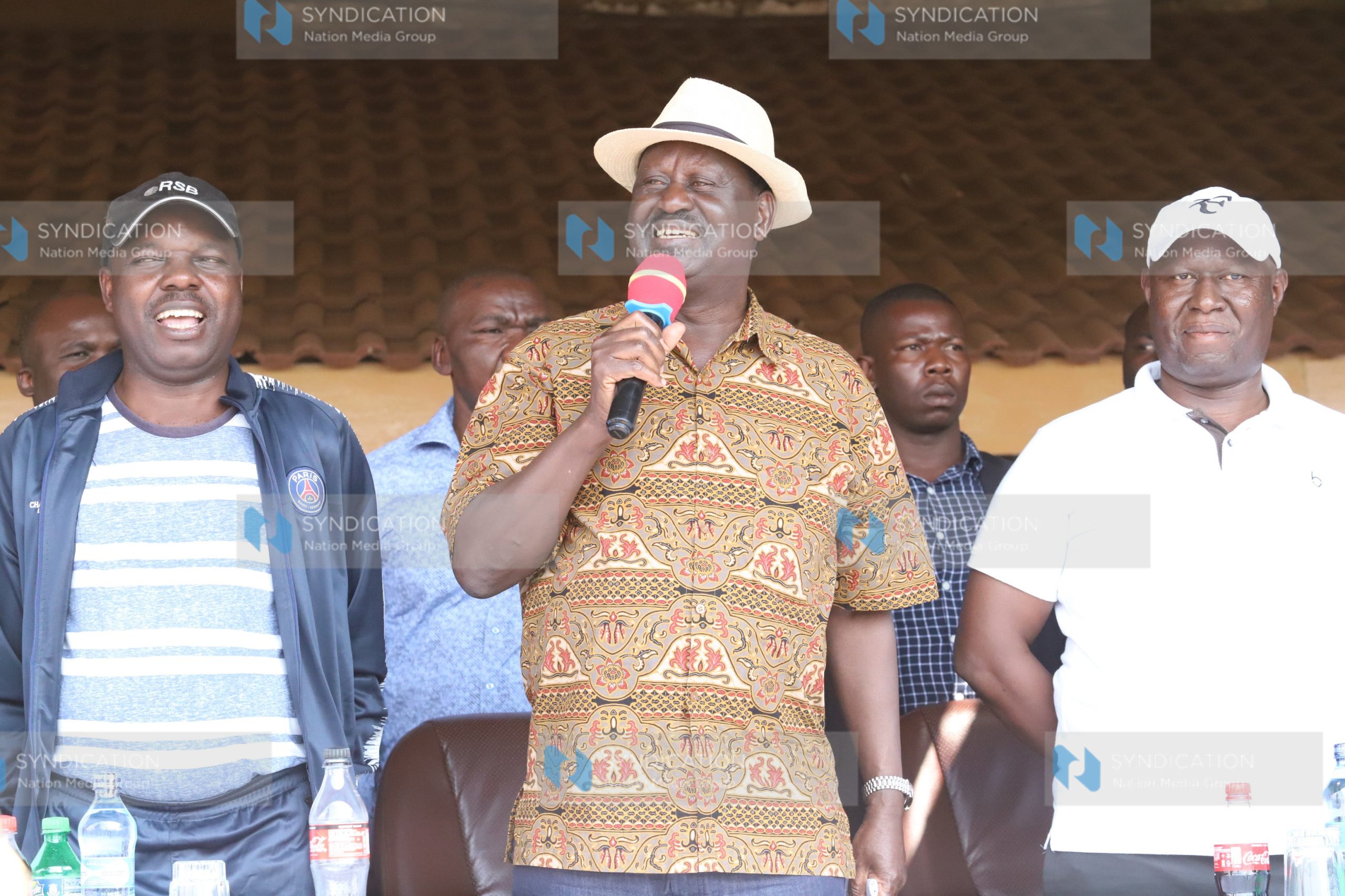 Opposition leader Raila Odinga (center)