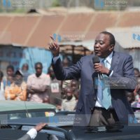 President Uhuru Kenyatta talks to Kisumu residents