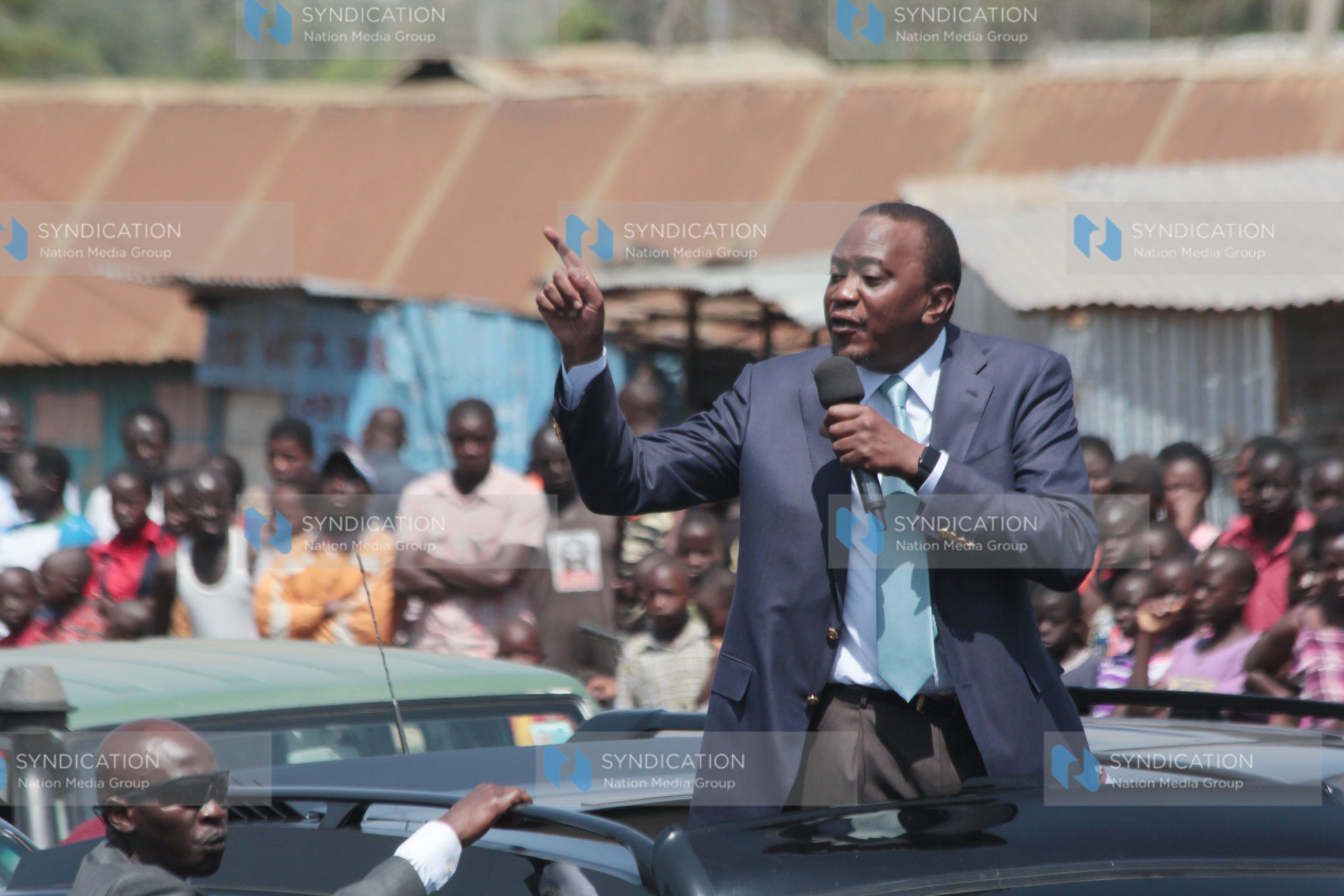 President Uhuru Kenyatta talks to Kisumu residents