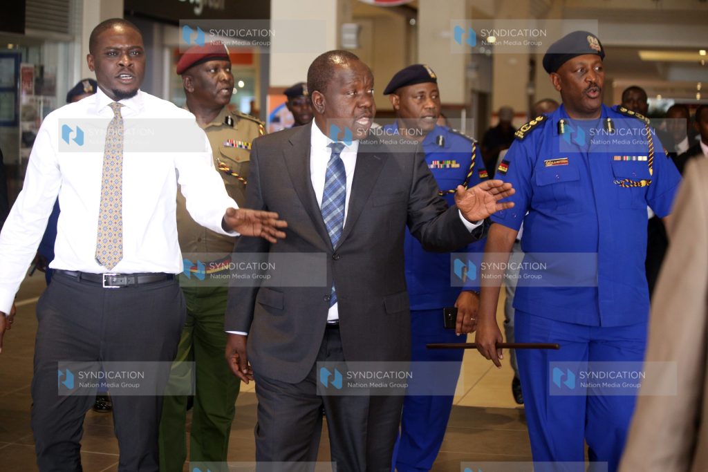 Fred Matiang'i flanked by (left) Nairobi Senator Johnson Sakaja and (right) Inspector General of Police