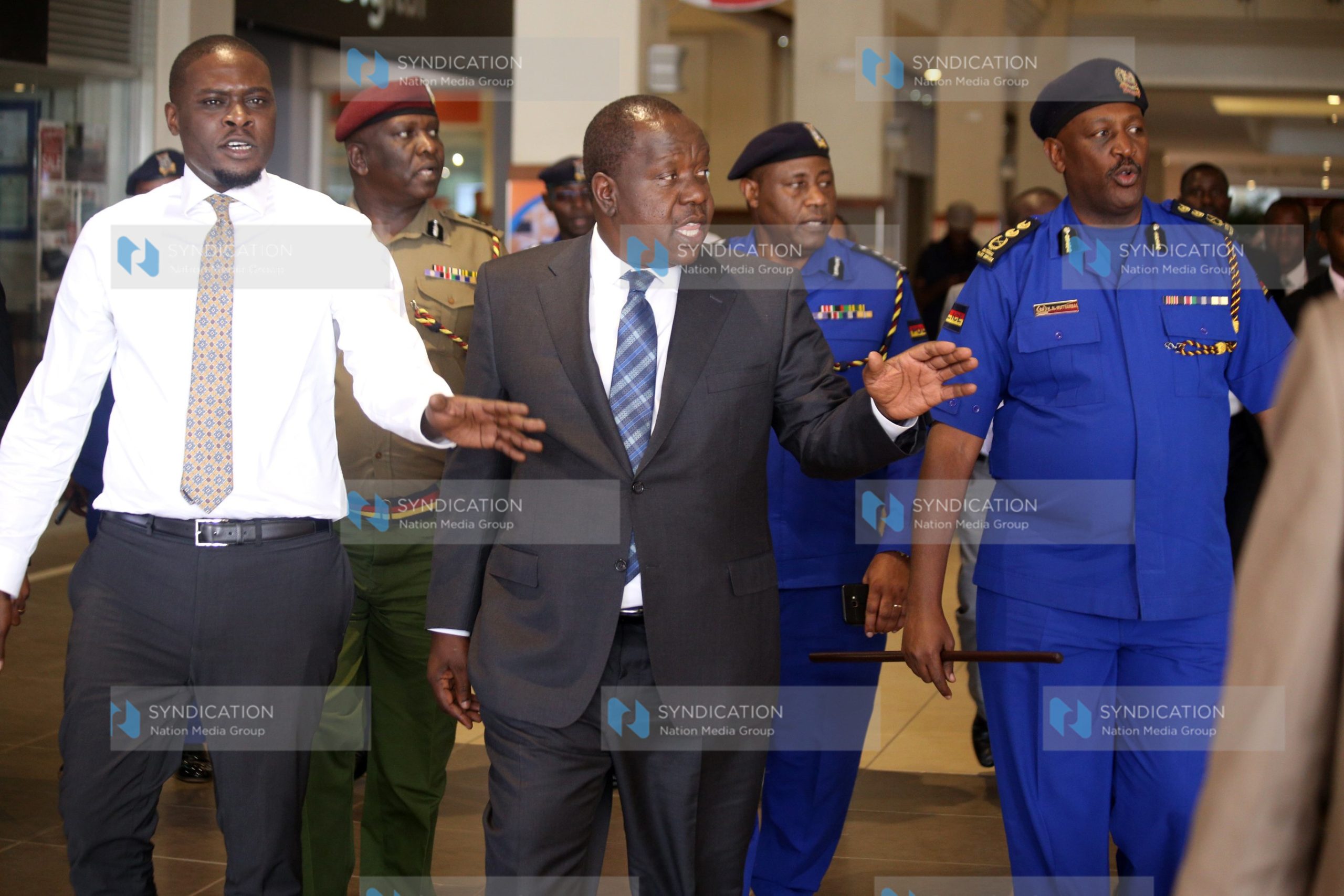 Fred Matiang’i flanked by (left) Nairobi Senator Johnson Sakaja and (right) Inspector General of Police