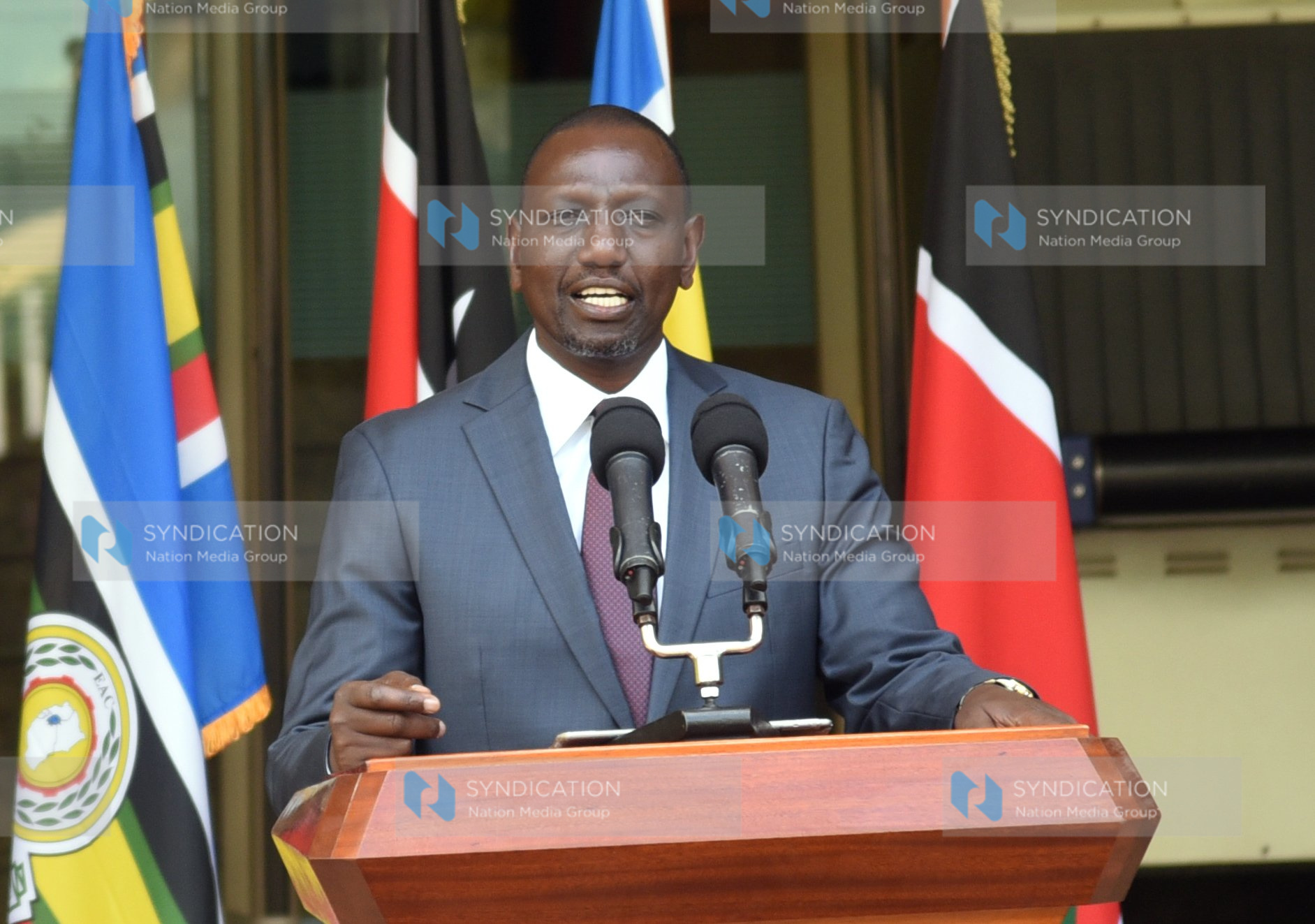 Deputy President William Ruto addressing Journalists outside his offices in Nairobi