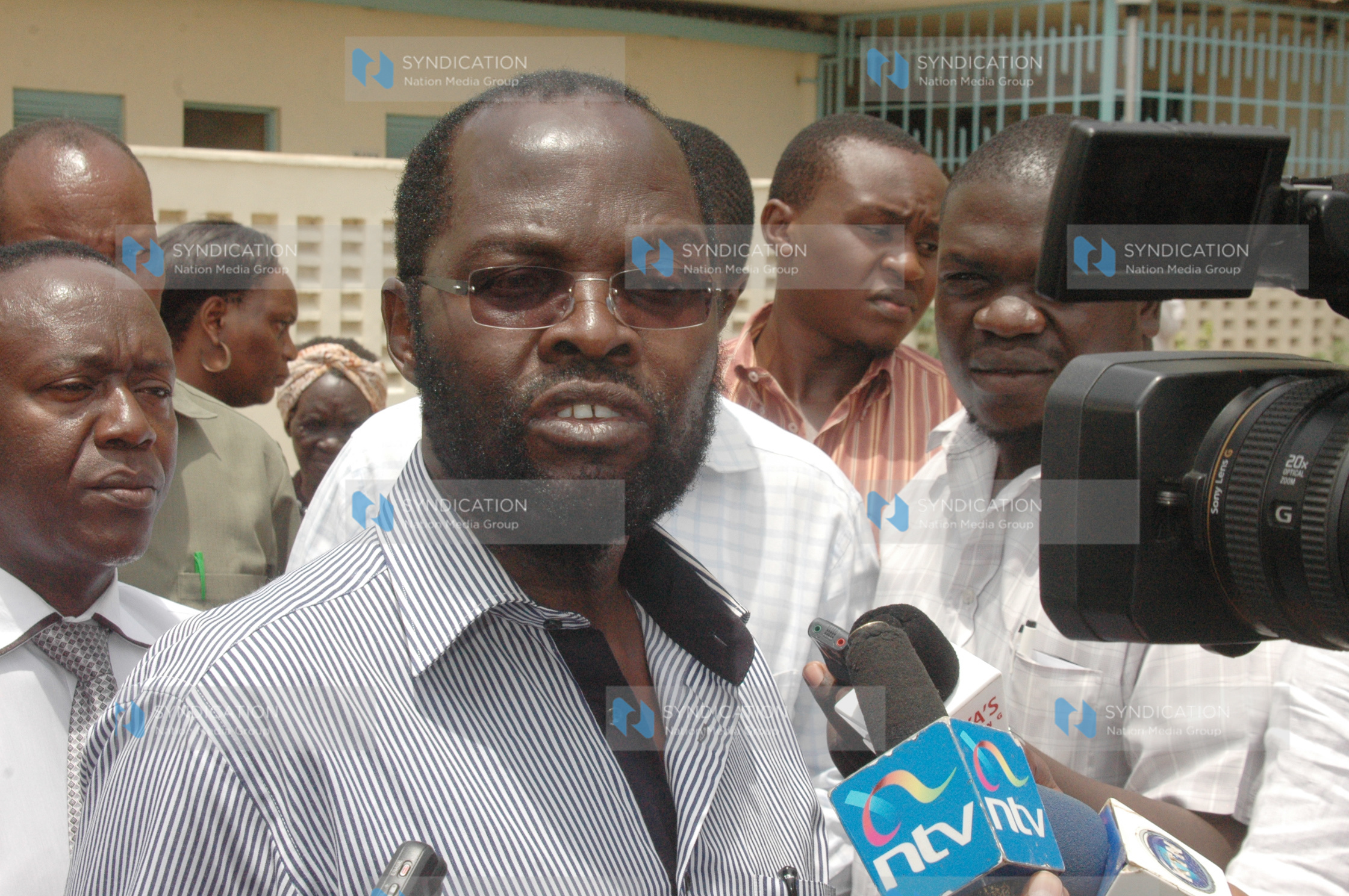 Medical services minister Anyang Nyong’o addresses the media
