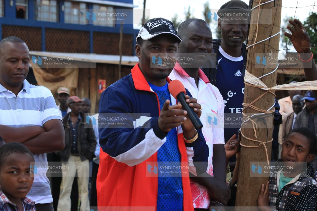 Devolution CS Mwangi Kiunjuri addresses teams at Giakanja trading centre