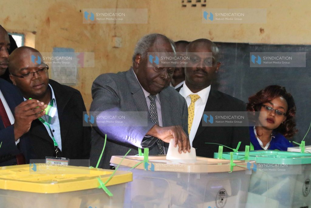 Former President Mwai Kibaki casts his vote at Munaini primary school