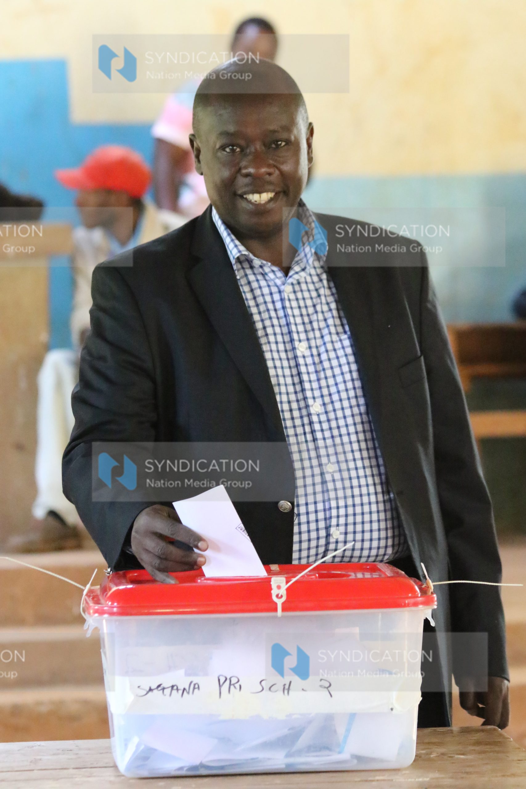Mathira MP Rigathi Gachagua casts his vote at Sagana Primary school