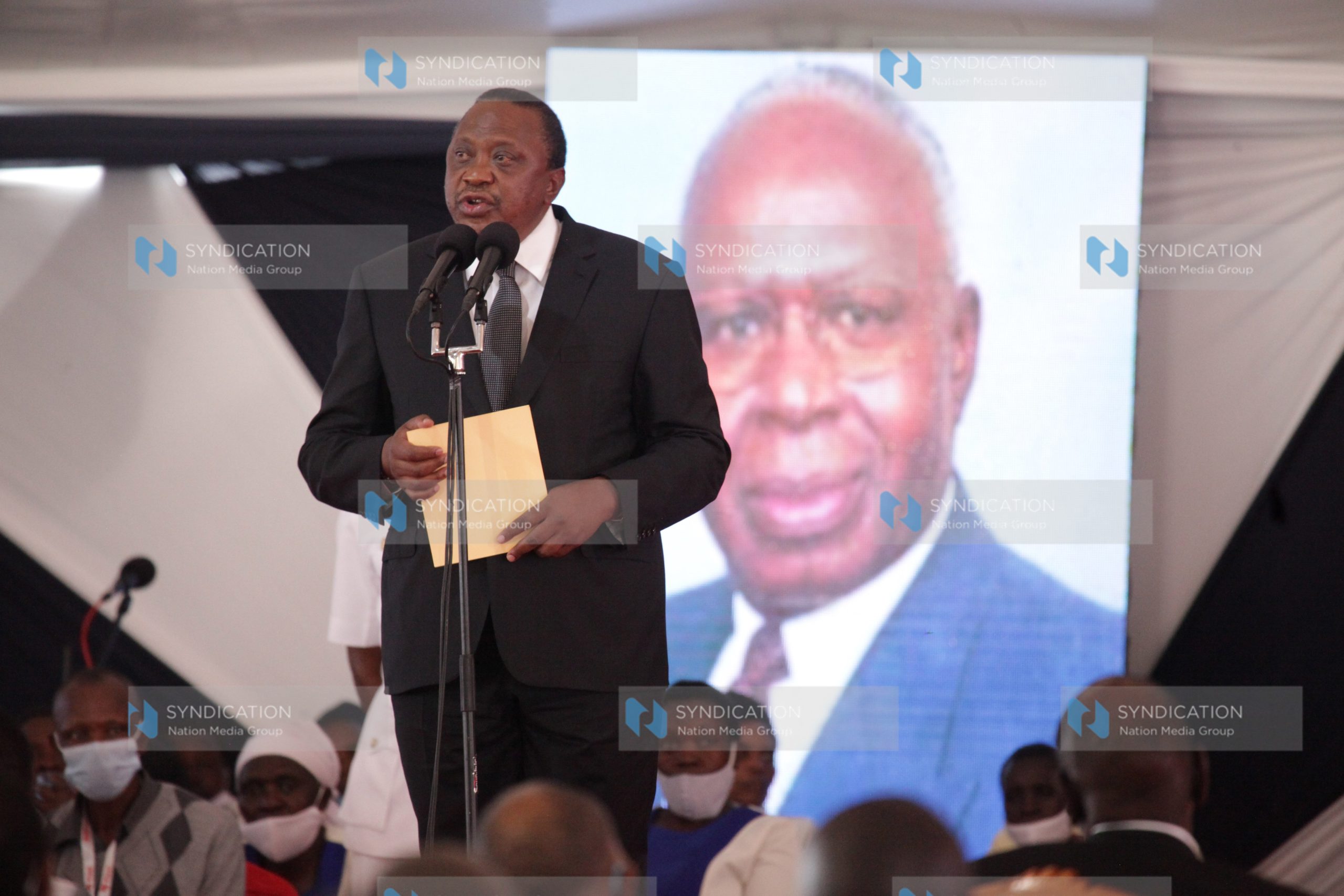 President Uhuru Kenyatta addresses mourners
