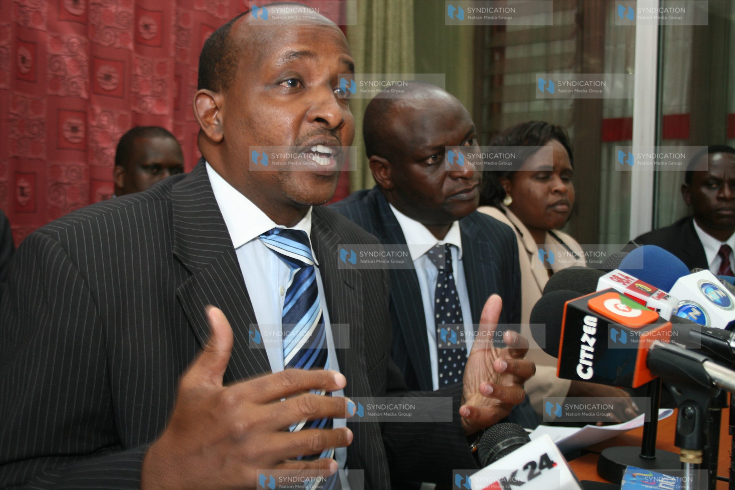 Duale Aden Bare MP Dujis addressing journalists