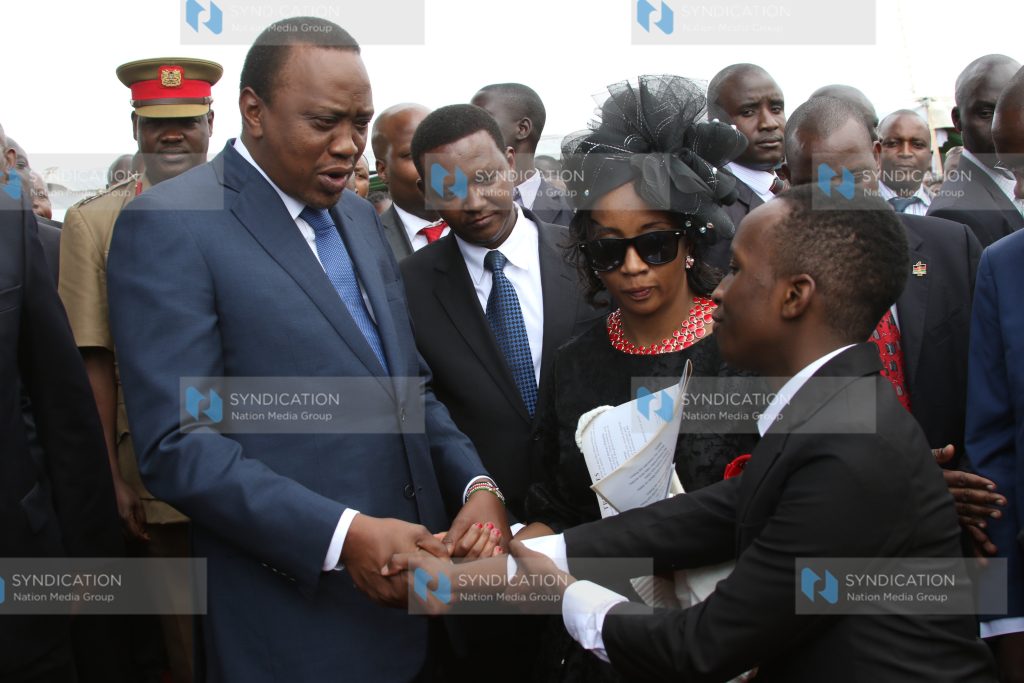 President Uhuru Kenyatta consoles the late Gideon Kioko Mbuvi