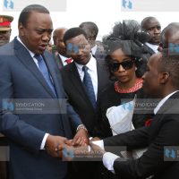 President Uhuru Kenyatta consoles the late Gideon Kioko Mbuvi