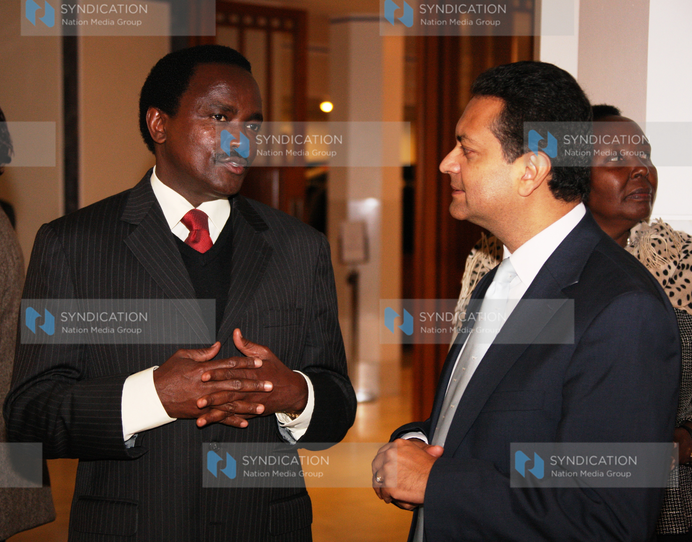 Vice President Kalonzo Musyoka chats with the Amil Amin Mawj