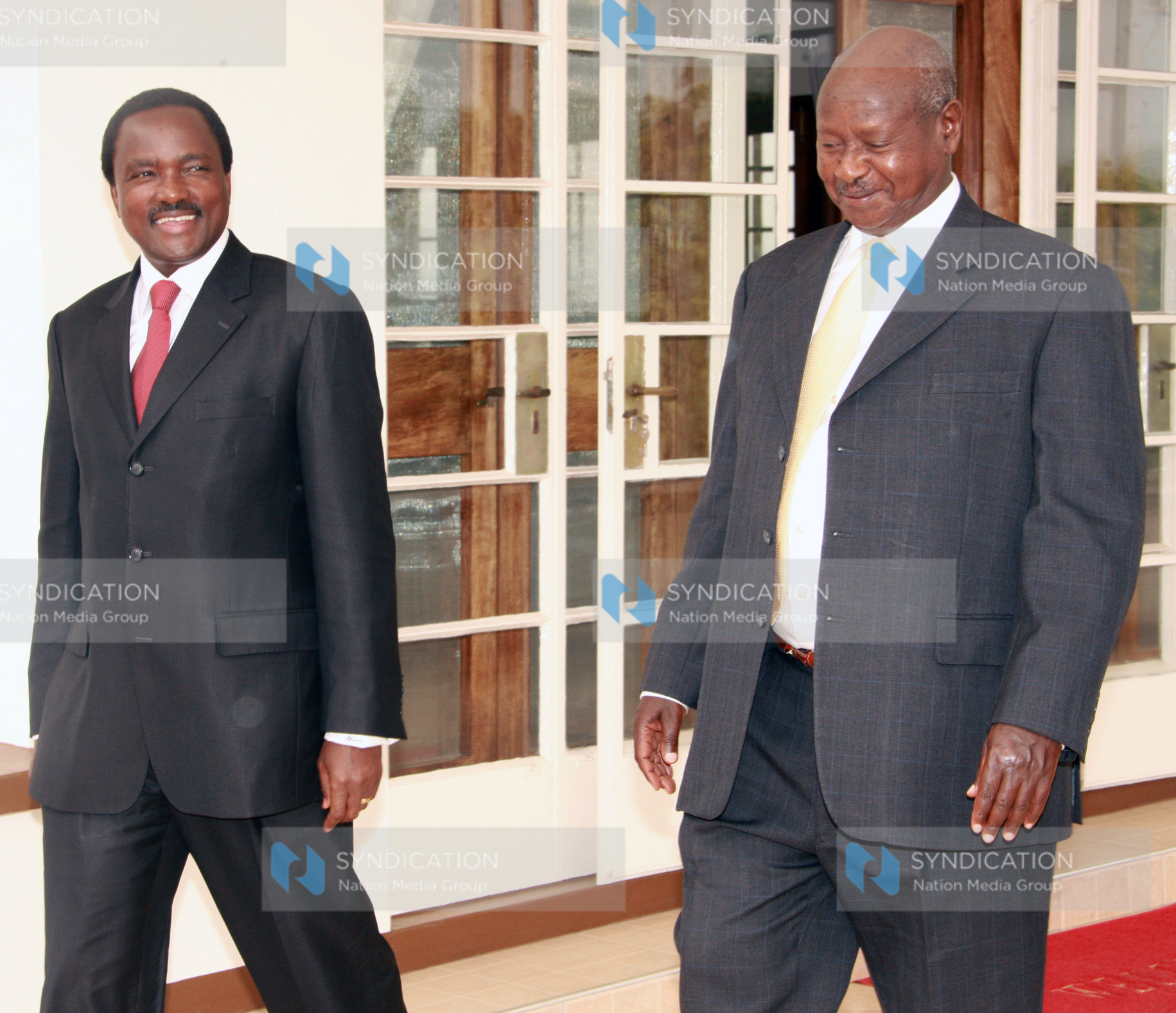 Vice President Kalonzo Musyoka shared a light moment with President Yoweri Kaguta Museveni