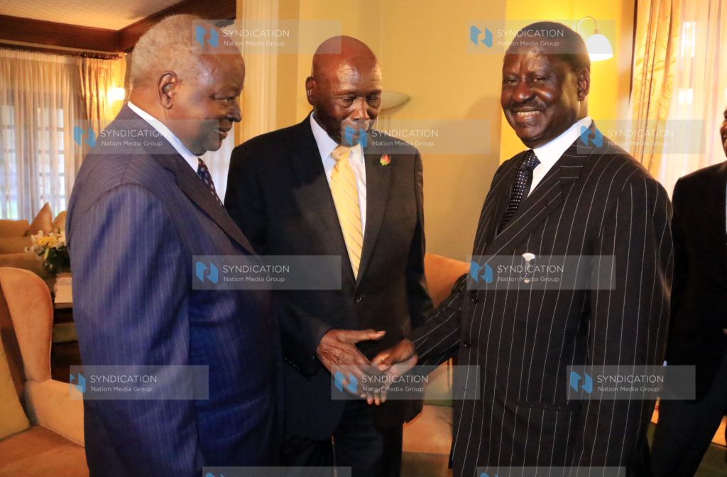 Daniel Arap Moi (center) and former Prime Minister Raila Odinga (right) console his former president Mwai Kibaki (left)