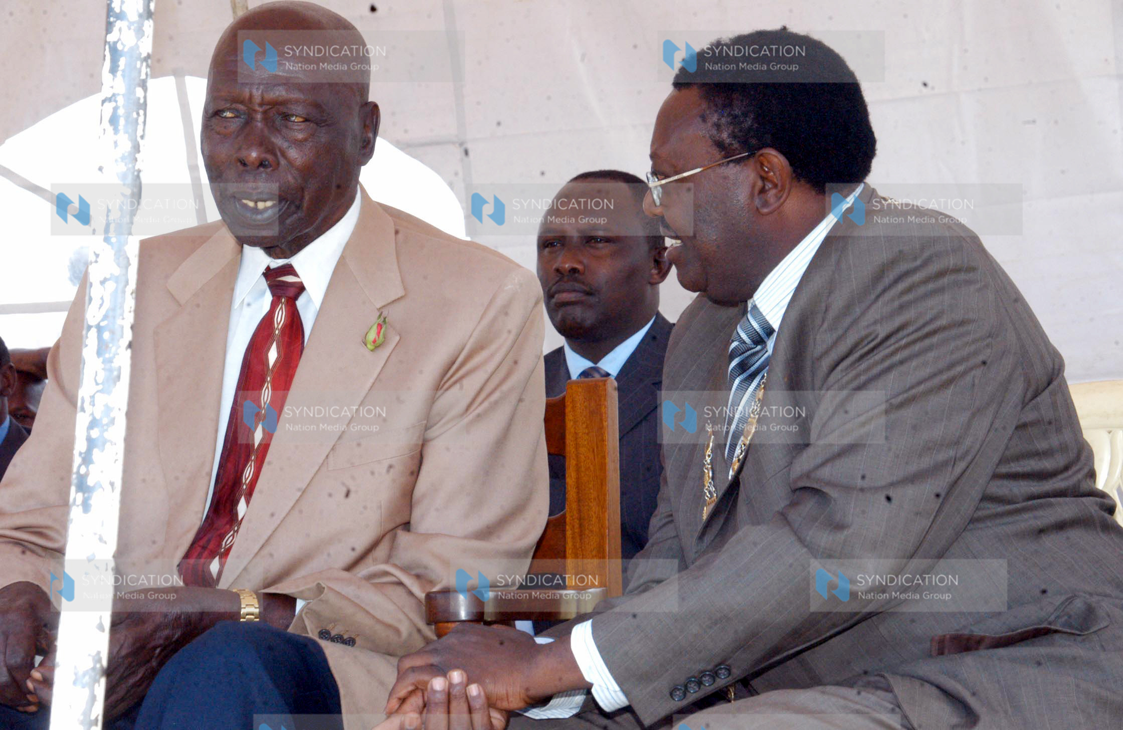 Nakuru County Council Chairman John Kamau Murigo consults with former President Daniel arap Moi
