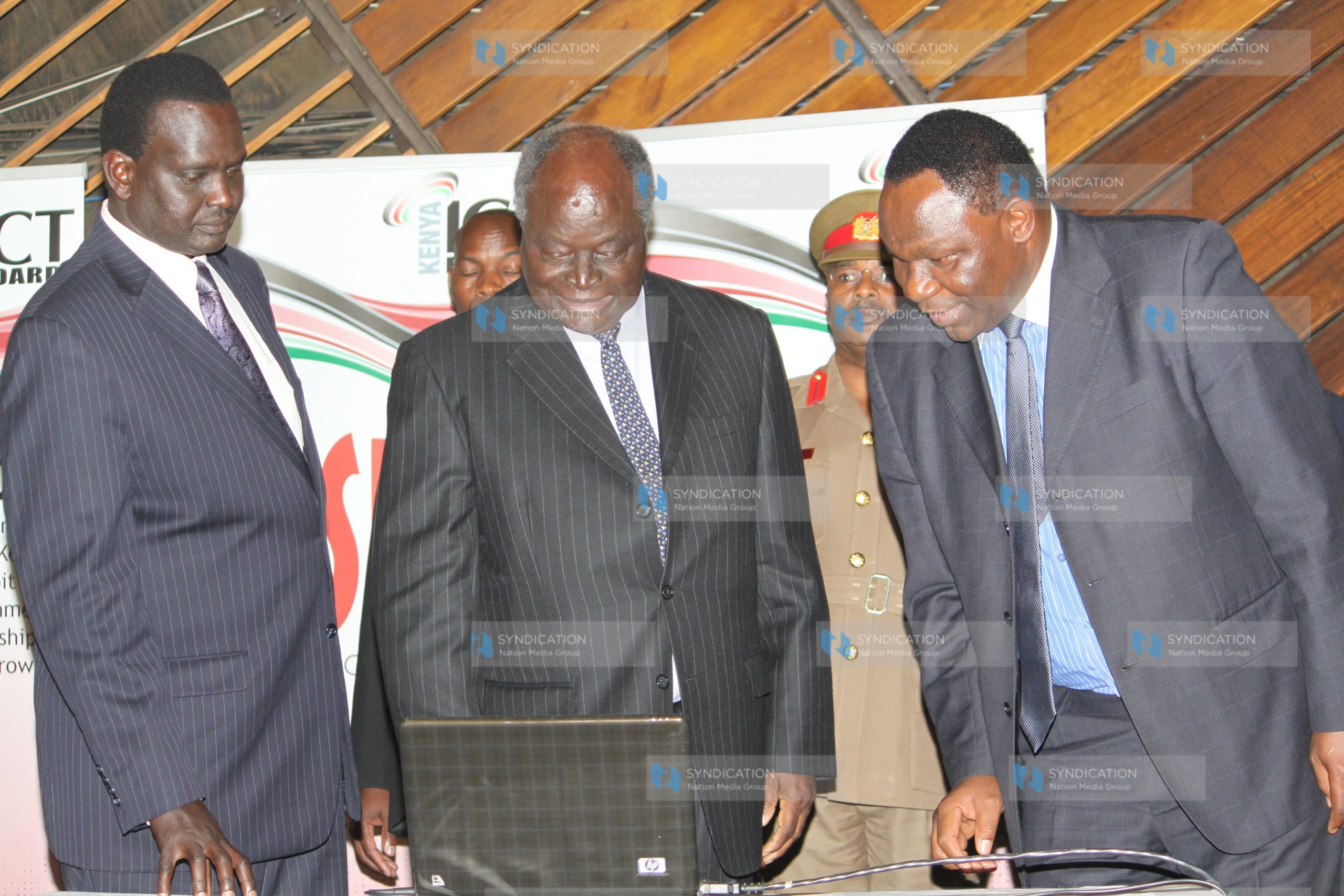 President Mwai Kibaki clicks a button to launch the e-government web portal