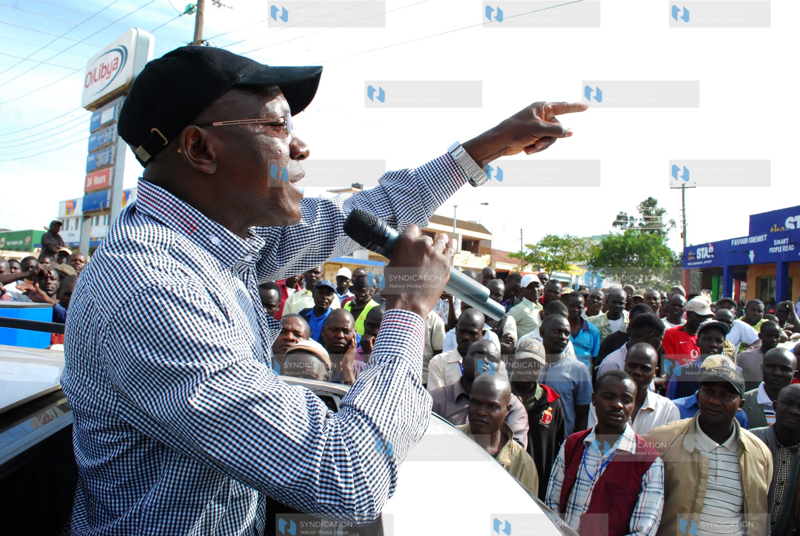 Dr. Boni Khalwalwe addressing residents of Kakamega