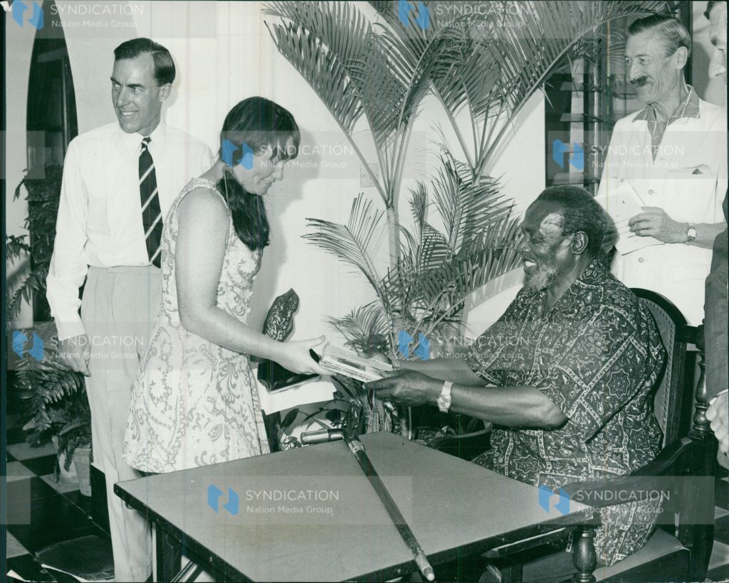 President Mzee Jomo Kenyatta presents the 