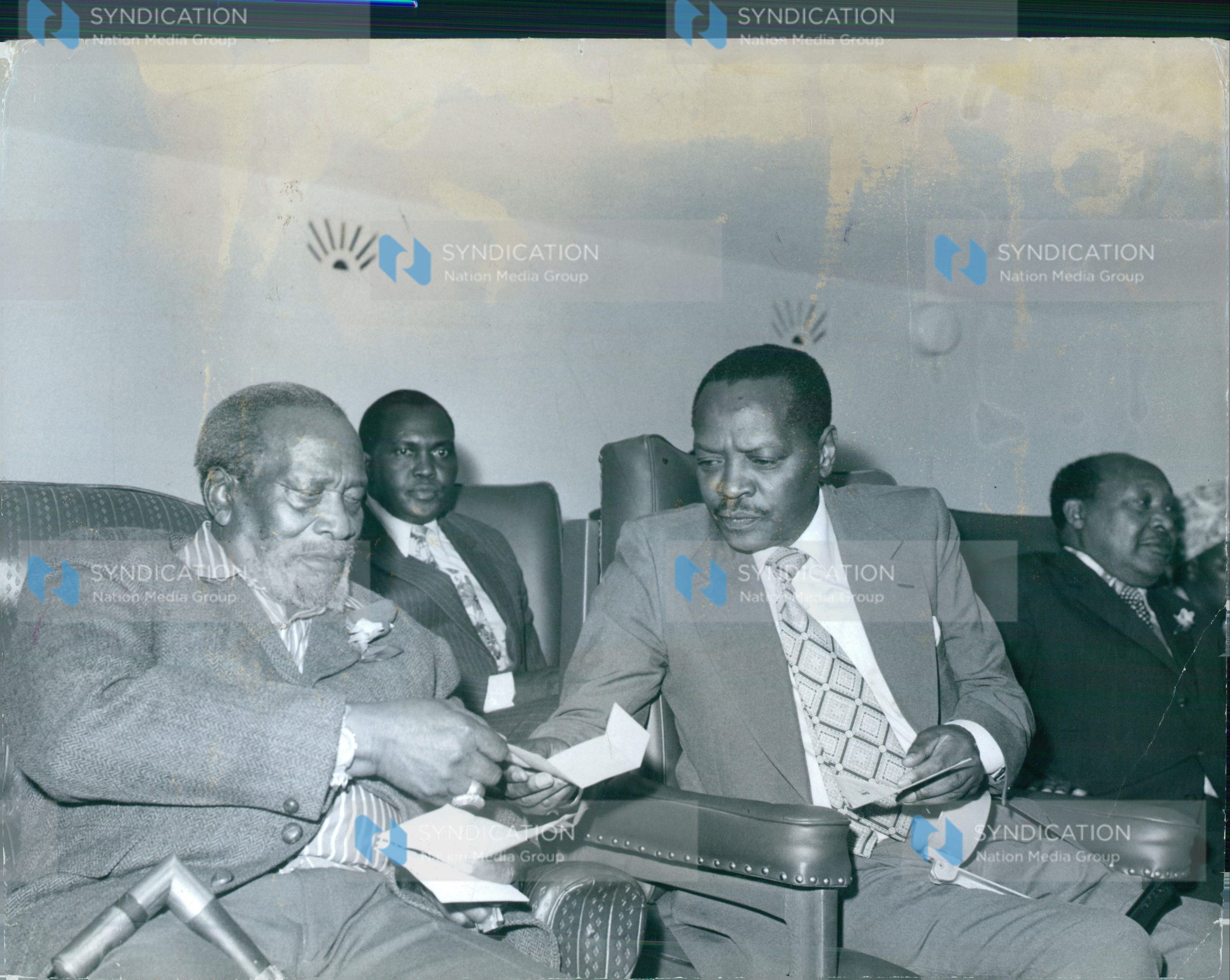 Kanu president Mr. James Gichuru steps down for Mzee Jomo Kenyatta following Kenyatta’s release from detention