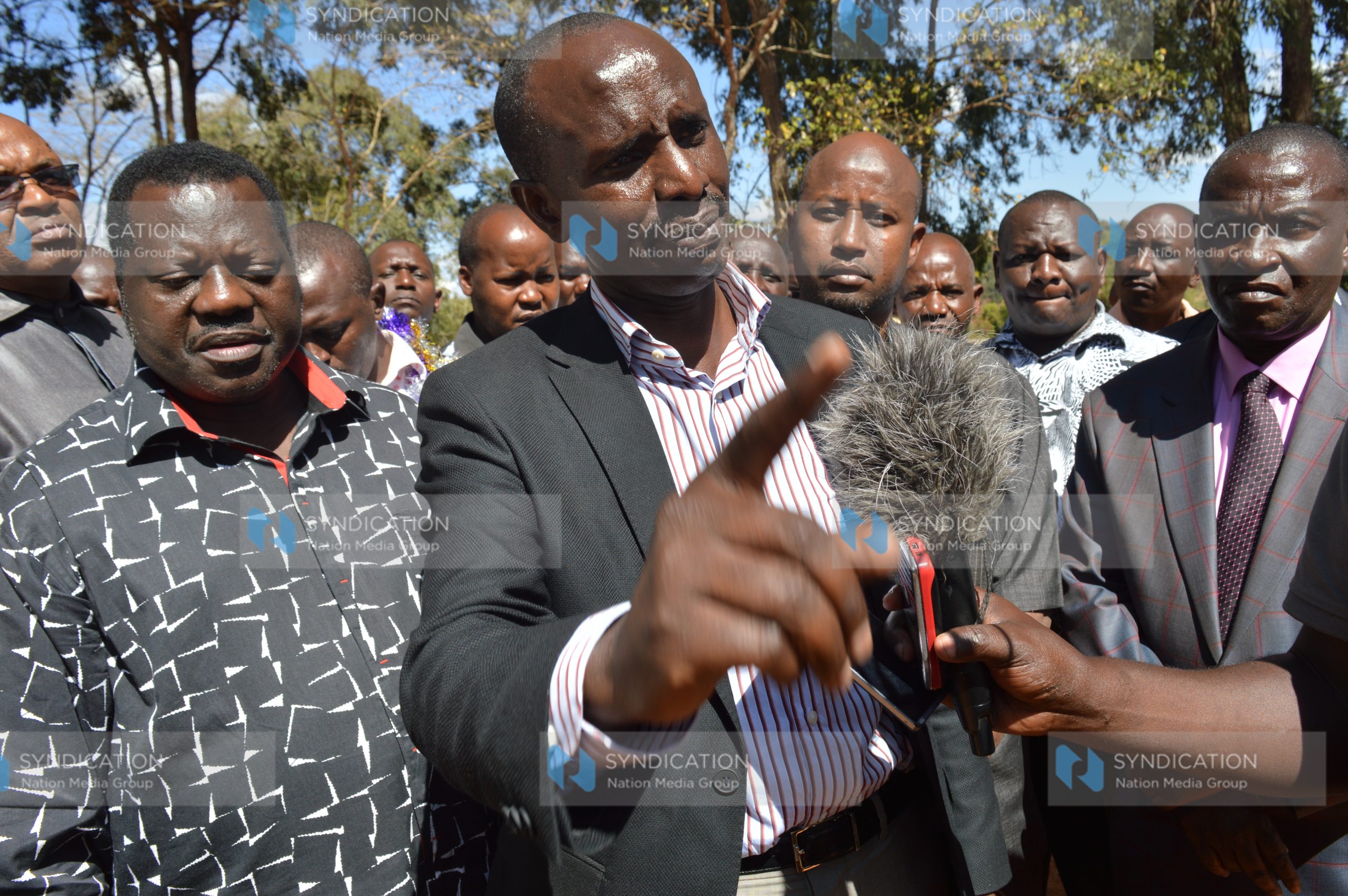 KNUT secretary-general Wilson Sossion (center)