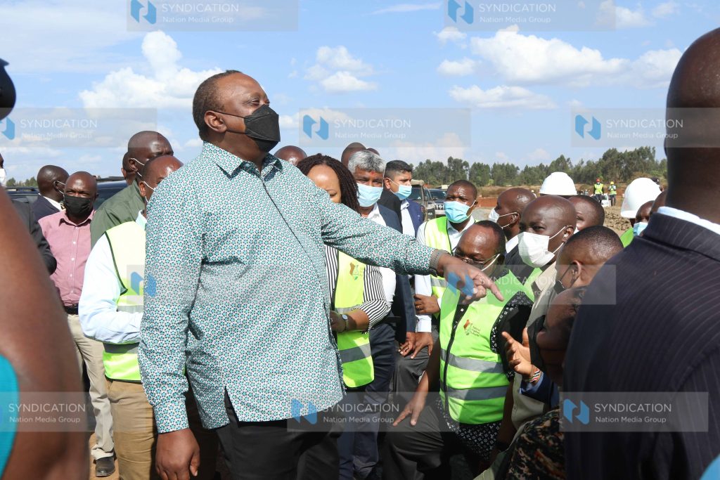 President Uhuru Kenyatta engages with leaders from Kirinyaga county