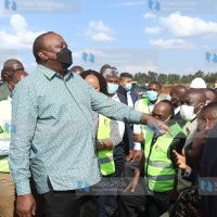 President Uhuru Kenyatta engages with leaders from Kirinyaga county